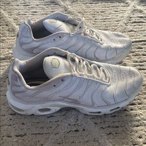 Nike air max Plus triple White Athletic Sneakers size 8
